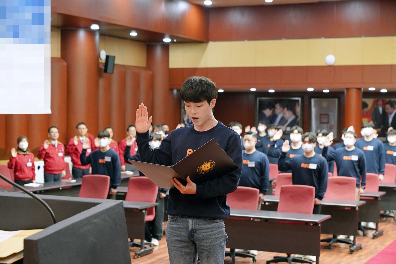 지난달 28일 제너시스BBQ그룹의 한 신입사원이 경기 이천 치킨대학에서 열린 입문교육에 앞서 선서를 하고 있다. [제너시스BBQ그룹 제공]