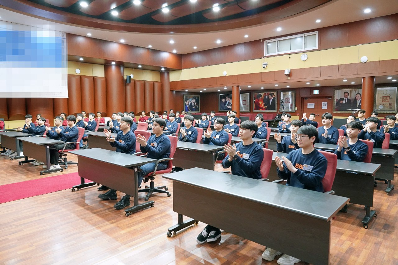 지난달 28일 제너시스BBQ그룹 신입사원들이 경기 이천 치킨대학에서 입문교육을 시작한 모습. [제너시스BBQ그룹 제공]