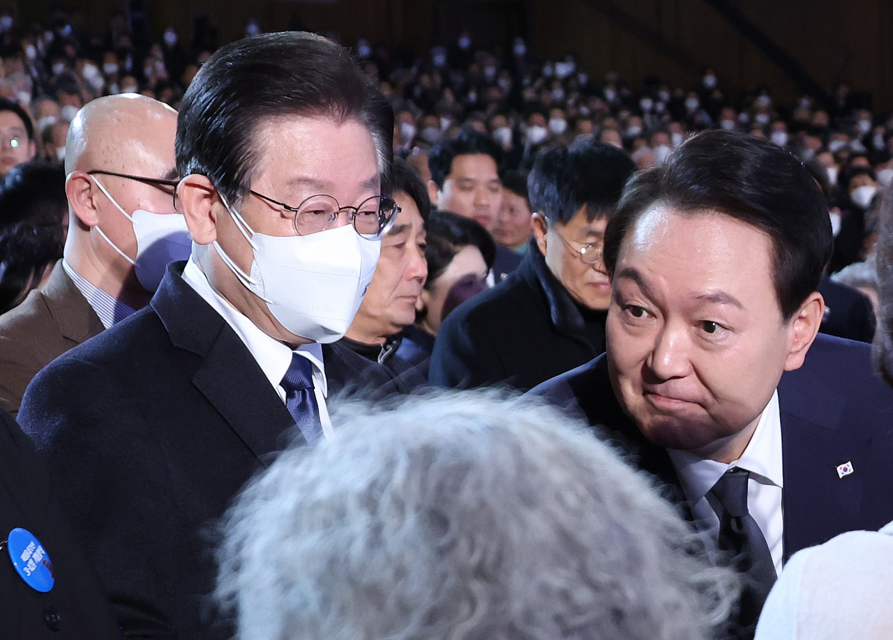 윤석열 대통령이 1일 서울 중구 유관순 기념관에서 열린 제104주년 3.1절 기념식이 끝난 뒤 더불어민주당 이재명 대표 등 참석자들과 차례로 인사하고 있다. [연합]