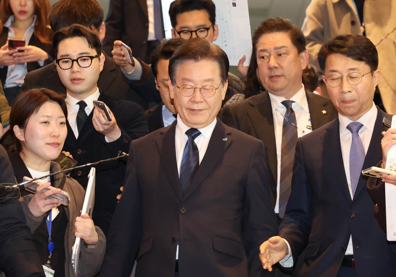 이재명 더불어민주당 대표가 27일 국회에서 열린 본회의에서 본인의 체포동의안이 부결된 뒤 모든 법률안을 표결하고 나서 국회를 떠나고 있다. [연합]
