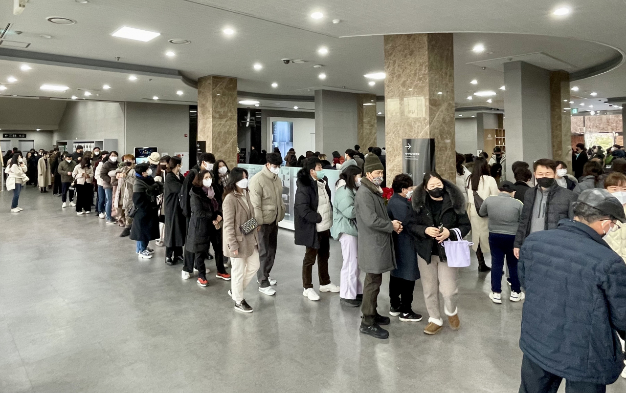 이건희 컬렉션 지역순회전을 관람하기 위해 길게 늘어선 줄 [국립광주박물관·문화체육관광부 제공]