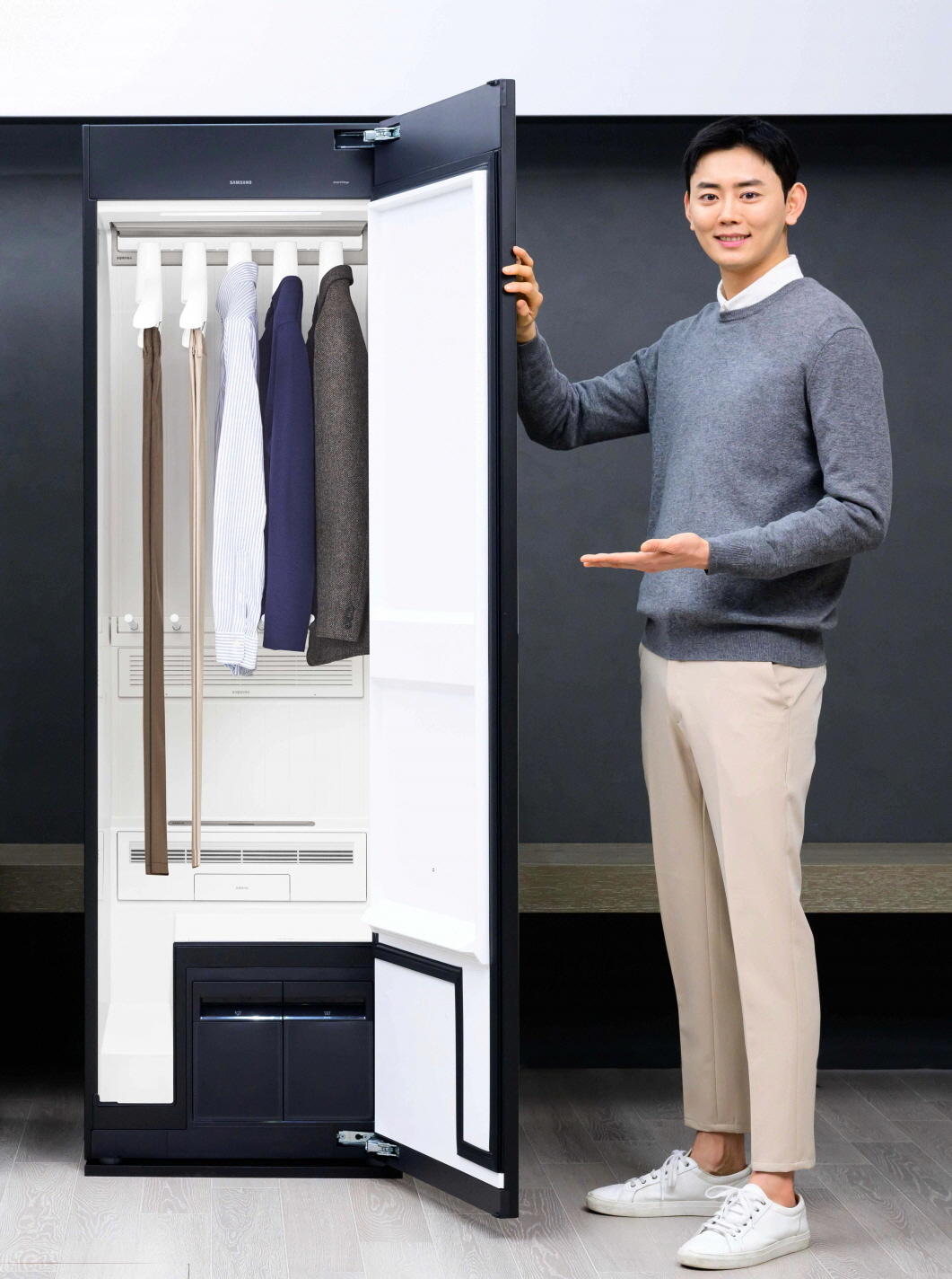 삼성전자 모델이 제품 외관 크기는 유지하면서도 한번에 관리 가능한 의류 수를 최대 9벌로 늘린 '비스포크 에어드레서' 대용량 모델 신제품을 소개하고 있는 모습.[삼성전자 제공]