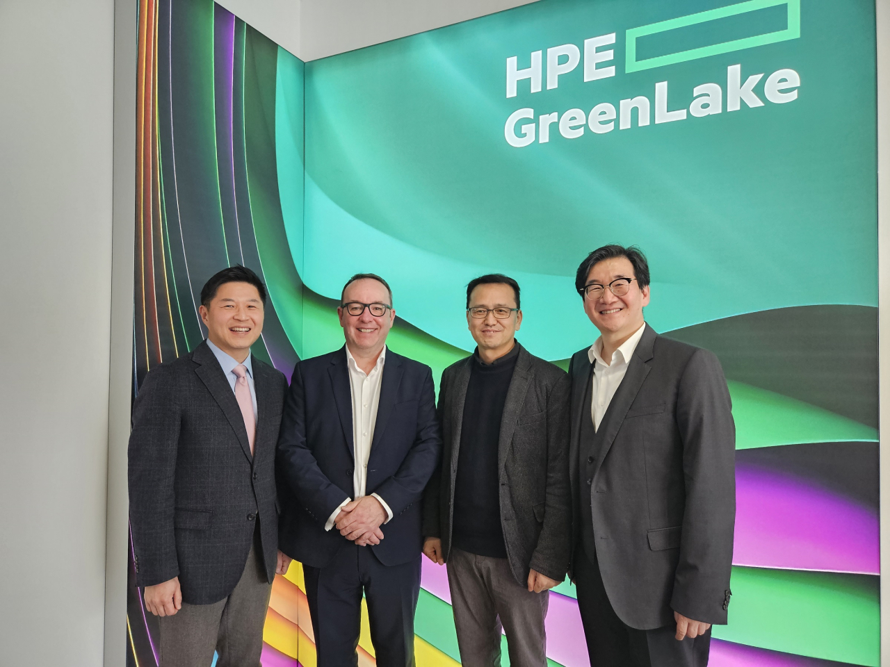 MWC2023 현지 회의에 참석한 (오른쪽부터) 이상헌 LG유플러스 NW선행개발담당, 김대희 LG유플러스 NW인프라기술그룹장, 톰 크레이그 HPE 통신기술그룹사업부총괄사장, 김태호 한국HPE 통신사업본부장. [LG유플러스 제공]