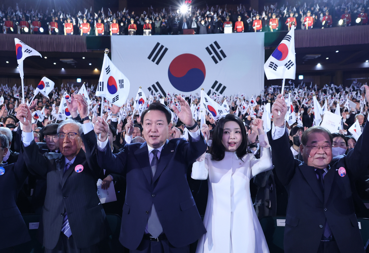 윤석열 대통령과 김건희 여사가 1일 서울 중구 유관순 기념관에서 열린 제104주년 3.1절 기념식에서 만세삼창을 하고 있다. [연합]