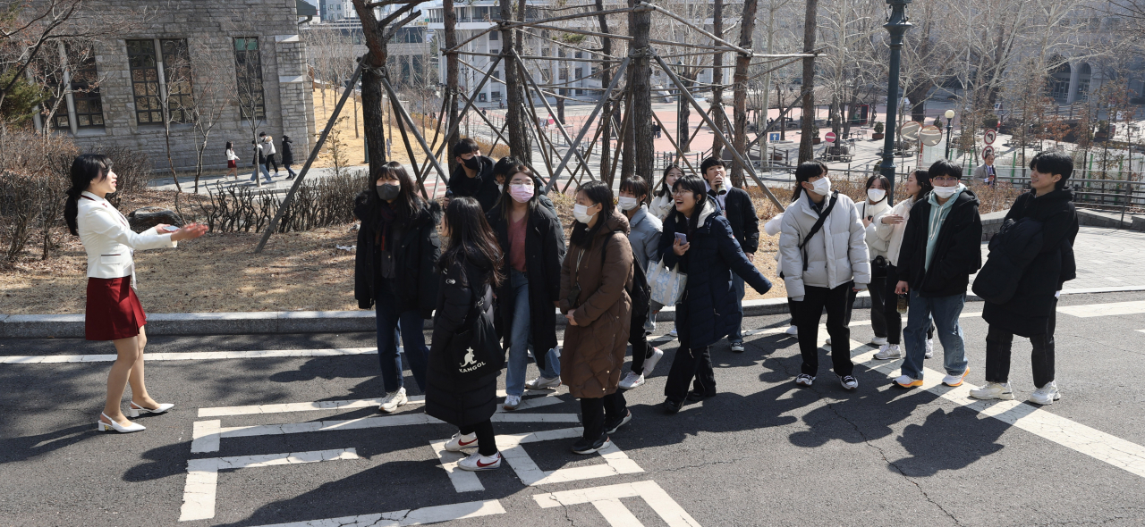 22일 오후 서울 성북구 고려대학교 안암캠퍼스에서 열린 '2023 새내기 미리배움터' 행사에서 신입생들이 캠퍼스를 둘러보고 있다. [연합]