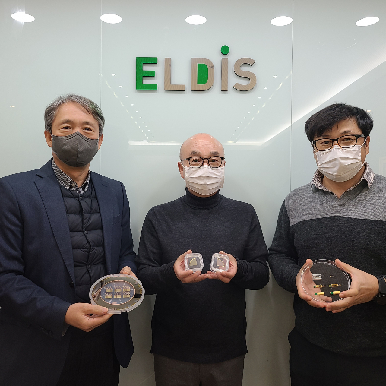 제작된 전계흡수변조형 광원소자 및 광모듈.[ETRI 제공]