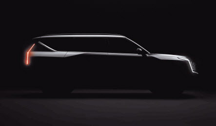 기아가 첫 번째 전용 전동화 대형 SUV(스포츠유틸리티차) ‘더 기아 EV9’의 공개에 앞서 티저 이미지와 영상을 2일 선보였다. EV9은 기아가 2021년 출시한 EV6에 이은 전기차 전용 플랫폼 E-GMP 기반 두 번째 전용 전동화 모델이다.사진은 기아 ‘더 기아 EV9’ 티저.  [기아 제공]