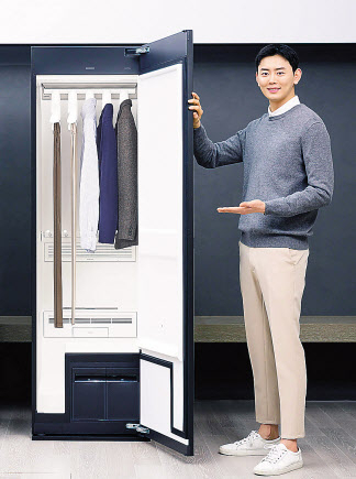 삼성전자 모델이 제품 외관 크기는 유지하면서도 한번에 관리 가능한 의류 수를 최대 9벌로 늘린 ‘비스포크 에어드레서’ 대용량 모델 신제품을 소개하고 있다. [삼성전자 제공]
