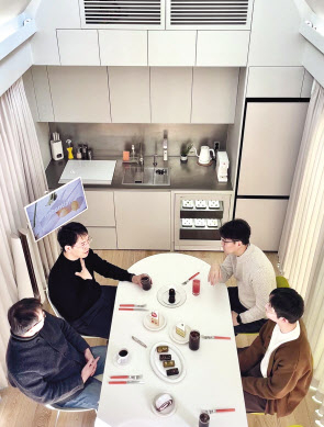오프라인 모임 플랫폼 ‘남의집’을 통해 체험프로그램을 신청한 사람들이 LG 스마트코티지를 체험하고 있는 모습. [LG전자 제공]
