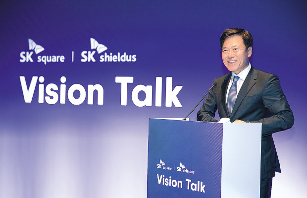 박정호 SK스퀘어 부회장이 지난 달 28일(현지시간) 스페인 바르셀로나에서 열린 기자간담회에서 SK쉴더스 지분 매각소식과 함께 향후 비전을 발표하고 있다. [SK스퀘어 제공]