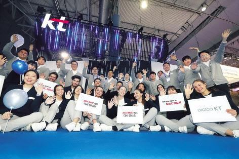 KT 전시 관계자들이 MWC 2023 KT 전시관 앞에서 단체로 기념 사진을 촬영하고 있다. [KT 제공]