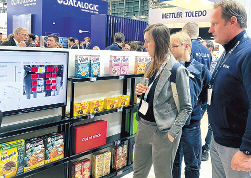 독일 뒤셀도르프에서 열린 ‘유로샵 2023’(EuroShop 2023)에서 글로벌 기업 관계자들이 매장관리 플랫폼 관련 기술을 살펴보고 있다. [신세계아이앤씨 제공]
