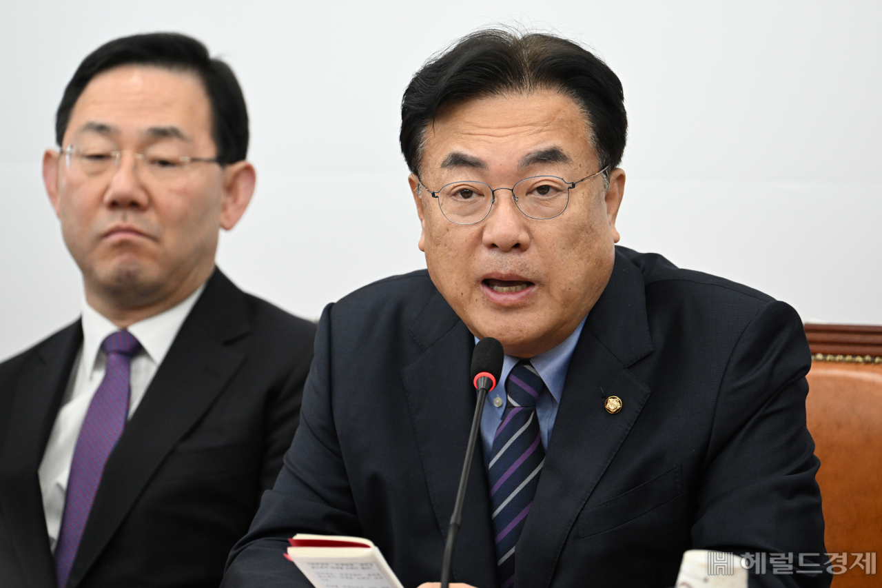 정진석(오른쪽) 국민의힘 비대위원장이 2일 서울 영등포구 여의도 국회에서 열린 비상대책위원회의에 참석해 발언하고 있다. 임세준 기자