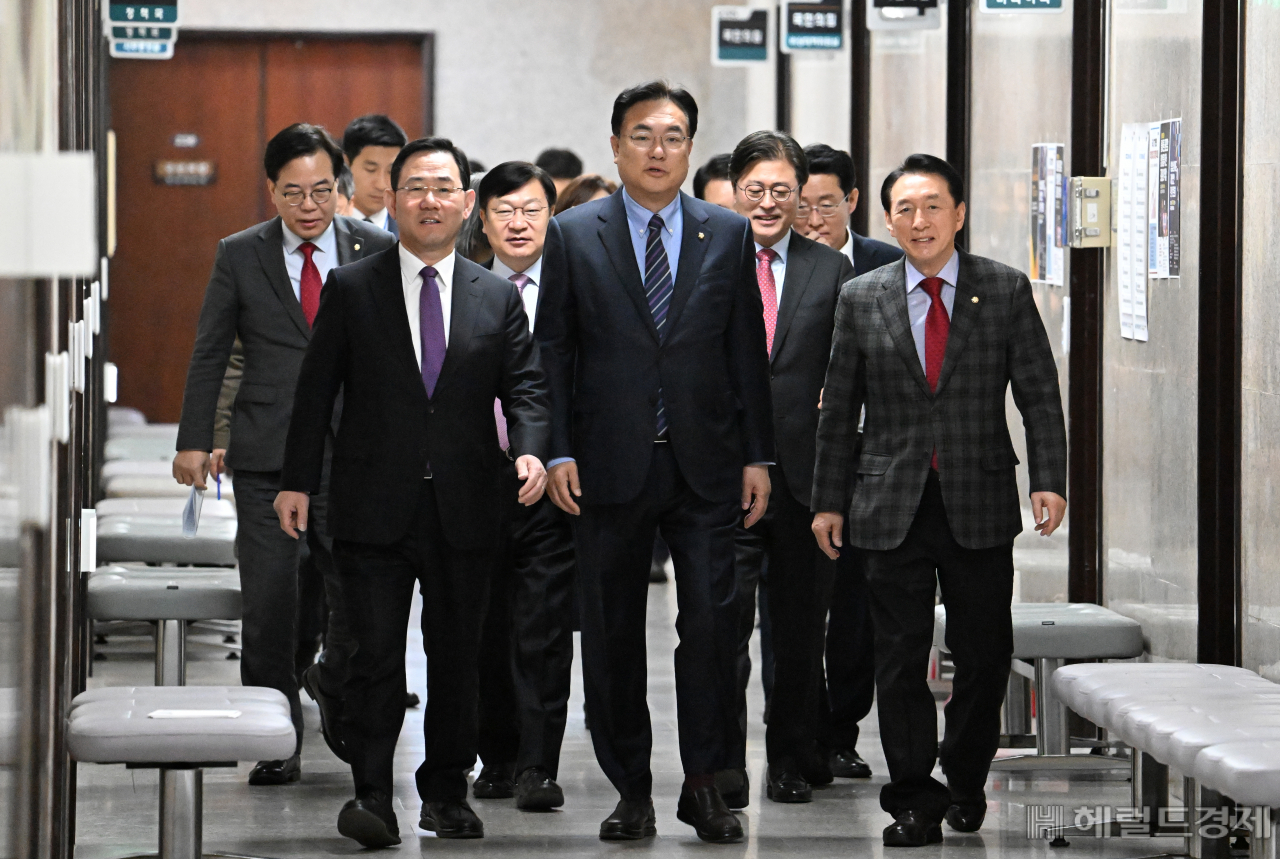 회의장 들어서는 정진석(가운데) 국민의힘 비대위원장과 비대위원들.