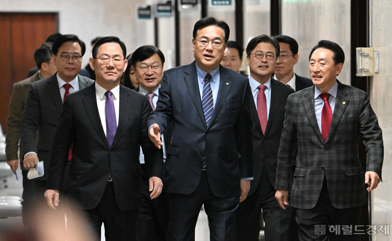 정진석(가운데) 국민의힘 비대위원장과 비대위원들.