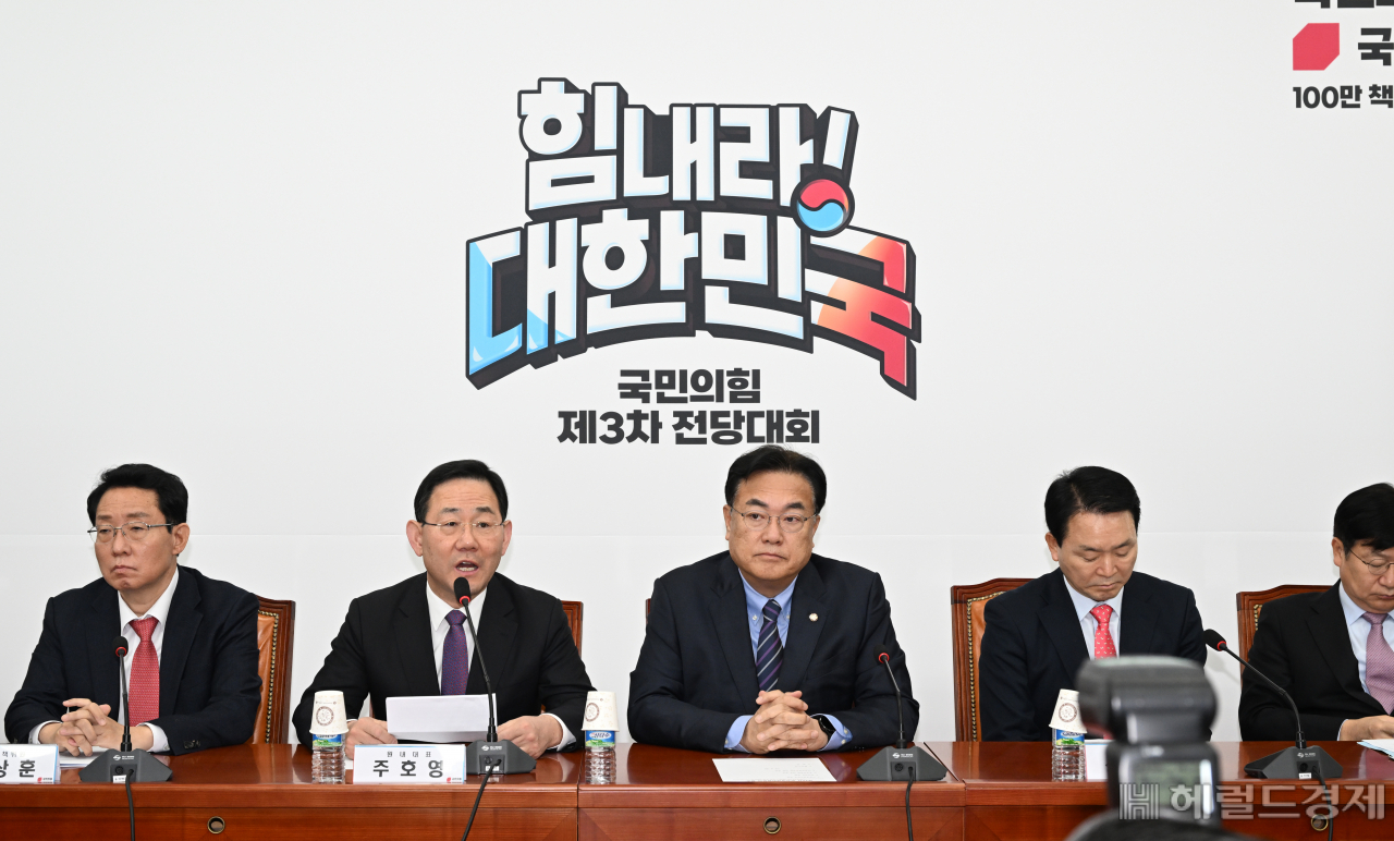 주호영(왼쪽 두번째) 국민의힘 원내대표가 2일 서울 영등포구 여의도 국회에서 열린 비상대책위원회의에 참석해 발언하고 있다.