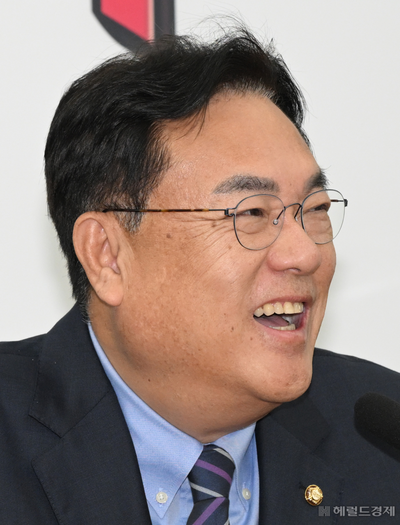 회의 시작 전 환하게 웃는 정진석 국민의힘 비대위원장.