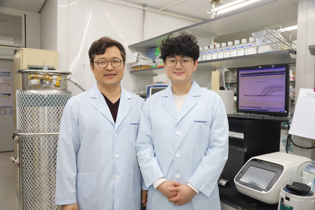 이번 연구를 수행한 김태돈(왼쪽) 박사와 김석민 학생연구원.[한국생명공학연구원 제공]