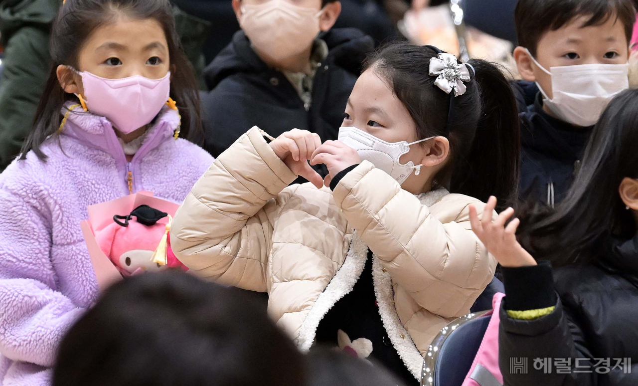 새학기가 시작된 2일 서울 강동구 강빛초등학교에서 1학년 신입생들이 입학식을 하고 있다. 이상섭 기자