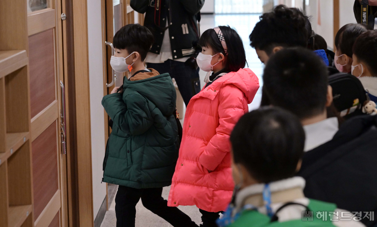 새학기가 시작된 2일 서울 강동구 강빛초등학교에서 1학년 신입생들이 교실로 이동하고 있다. 이상섭 기자