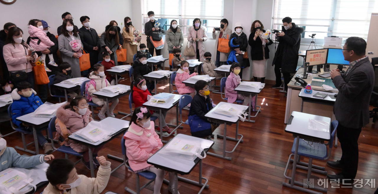 새학기가 시작된 2일 서울 강동구 강빛초등학교에서 1학년 신입생들이 선생님의 설명을 듣고 있다. 이상섭 기자