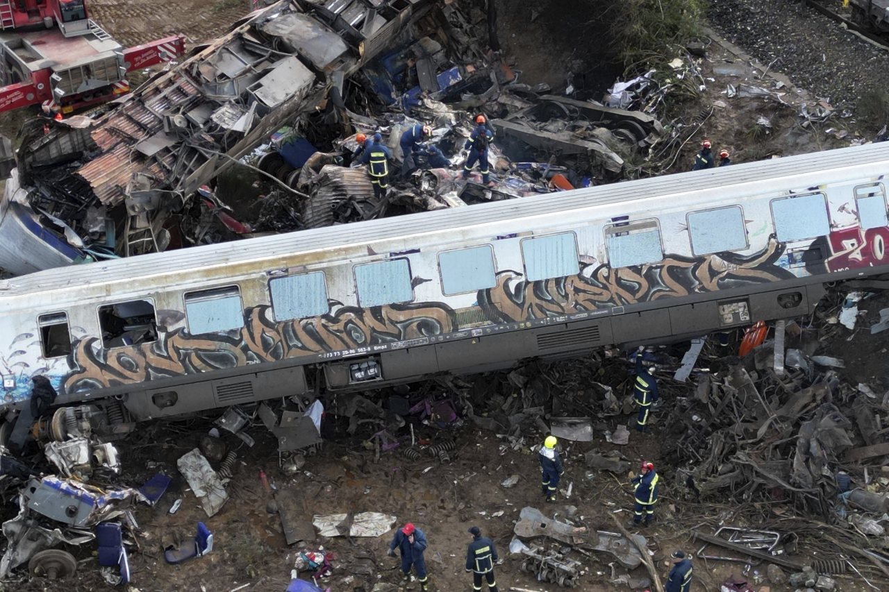 Firefighters and rescuers operate after a collision in Tempe near Larissa city, Greece, Wednesday. AP-Yonhap