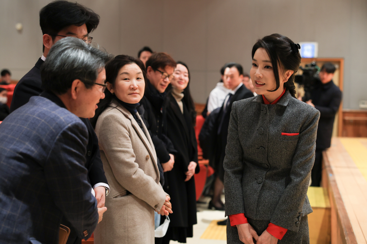 김건희 여사가 2일 서울 종로구 서울맹학교 입학식에 참석, 교사들과 인사를 나누고 있다. [연합]