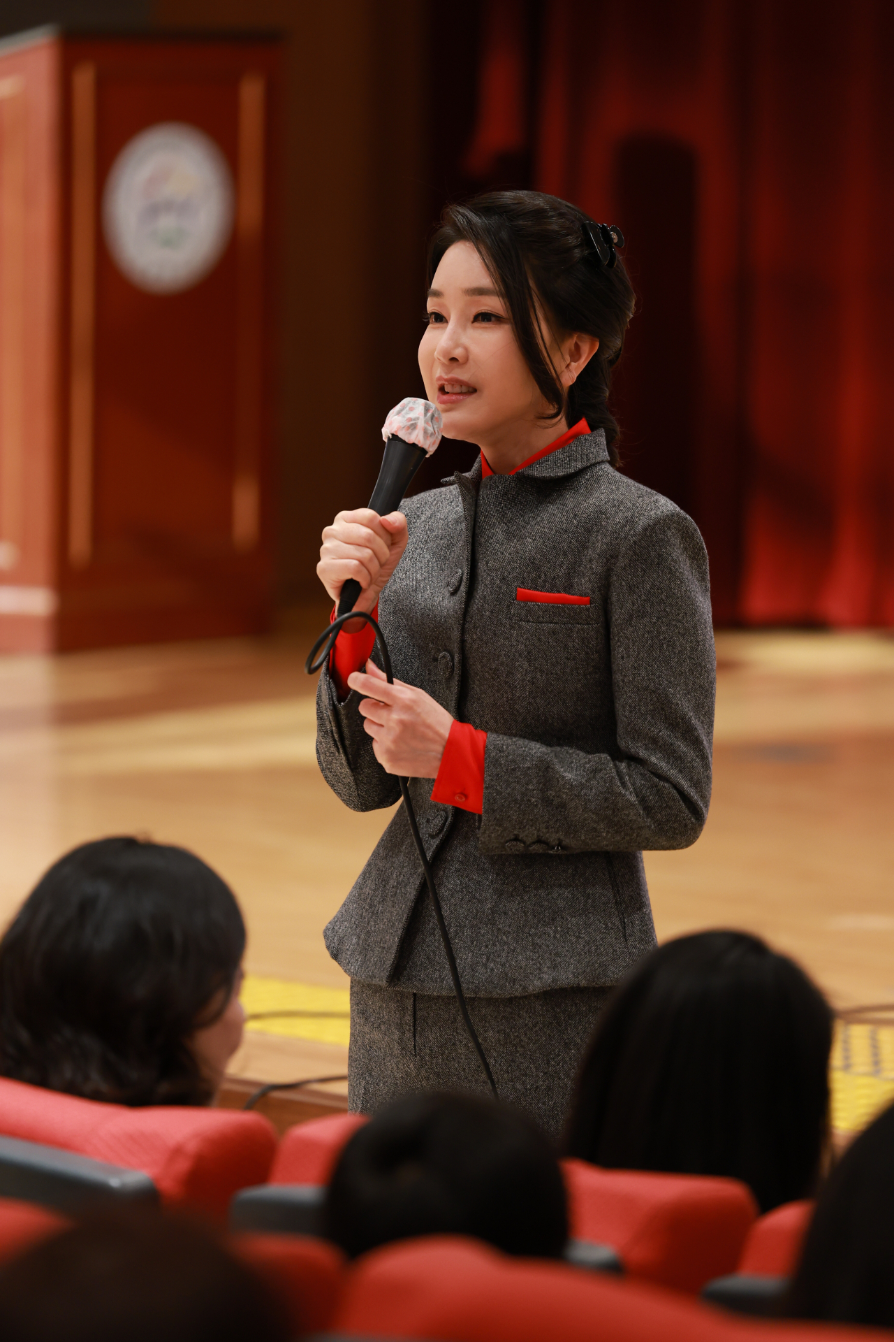 김건희 여사가 2일 서울 종로구 서울맹학교 입학식에 참석, 신입생들에게 격려발언을 하고 있다. [연합]