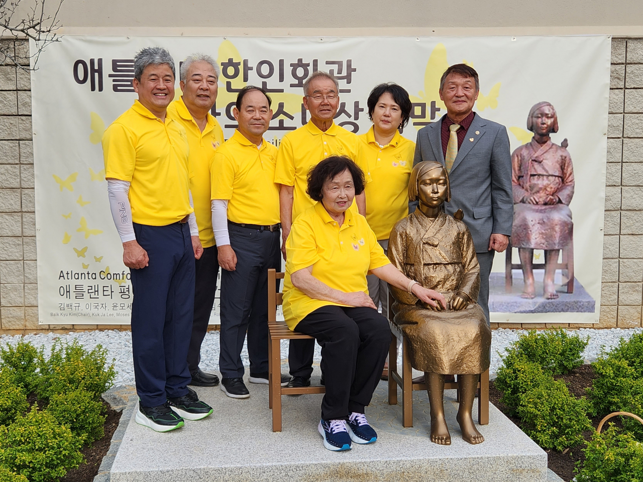 1일(현지시간) 미국 조지아주 애틀랜타 한인회관에서 3.1절을 맞아 두 번째 평화의 소녀상 제막식이 열렸다. 이 소녀상은 2017년 브룩헤이븐 시에 이어 조지아주에서 두 번째로 건립되는 것이다. 사진은 소녀상과 함께 기념 촬영하는 평화의 소녀상 건립위원들. [연합]