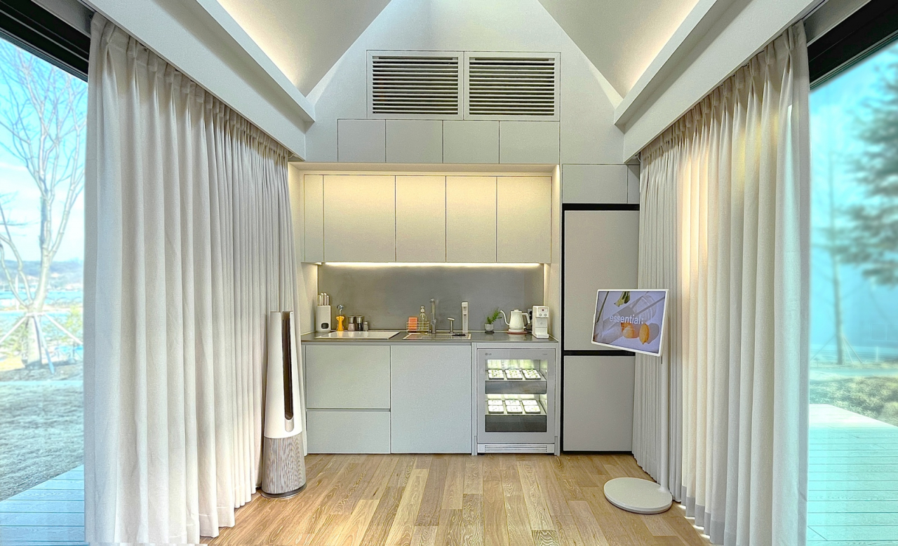 LG Electronics introduces a new residential concept of its Smart Cottage, a small modular house equipped with LG's advanced energy and air conditioning technology and filled with differentiated premium home appliances. The smart cottage prototype unveiled has a two-story one-room structure. The living room and kitchen are in one space, and the toilet and powder room are separate. (LG Electronics)