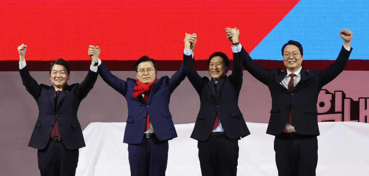 국민의힘 안철수(왼쪽부터), 황교안, 김기현, 천하람 당 대표 후보가 2일 오후 경기도 고양시 고양체육관에서 열린 제3차 전당대회 서울·인천·경기 합동연설회에서 손을 맞잡아 들고 인사하고 있다. [연합]