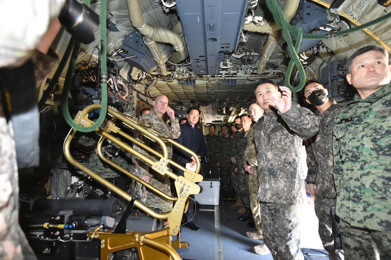 South Korea's Joint Chiefs of Staff Chairman Gen. Kim Seung-kyum (3rd from Left) meets South Korean and US special operation forces participating in the month-long Exercise Teak Knife inside of the US' AC-130J Ghostrider gunship on Feb. 27. (Joint Chiefs of Staff)
