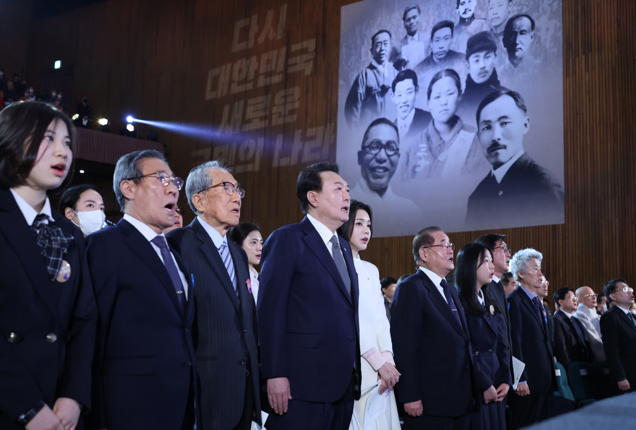 윤석열 대통령과 김건희 여사가 지난 1일 서울 중구 유관순 기념관에서 열린 제104주년 3.1절 기념식에서 애국가를 제창하고 있다. [연합]