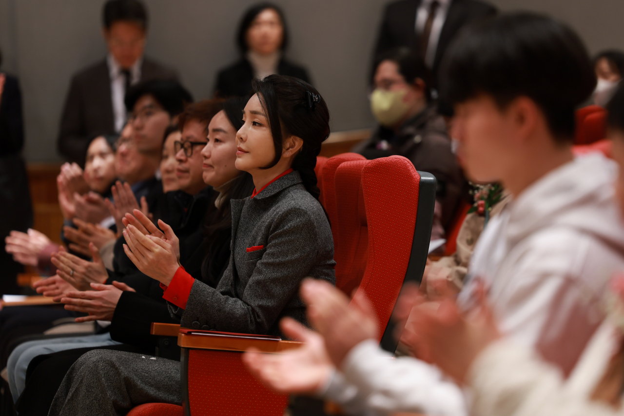 First lady Kim Kun Hee attends the entrance ceremony of the Seoul National School for the Blind, in Jongno, Seoul, Tuesday, the day when the prosecution cleared her charges of alleged bribery. (Yonhap)