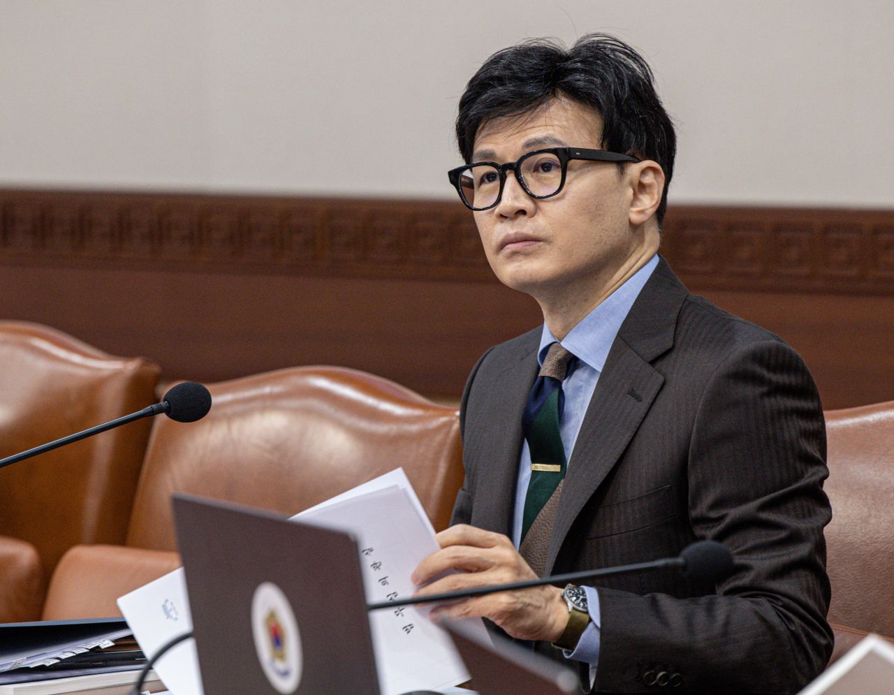 한동훈 법무부 장관이 지난달 28일 오전 서울 종로구 정부서울청사에서 열린 국무회의에 참석해 이날 국무회의 의장을 맡은 추경호 부총리 겸 기획재정부 장관의 발언을 듣는 모습. [연합]