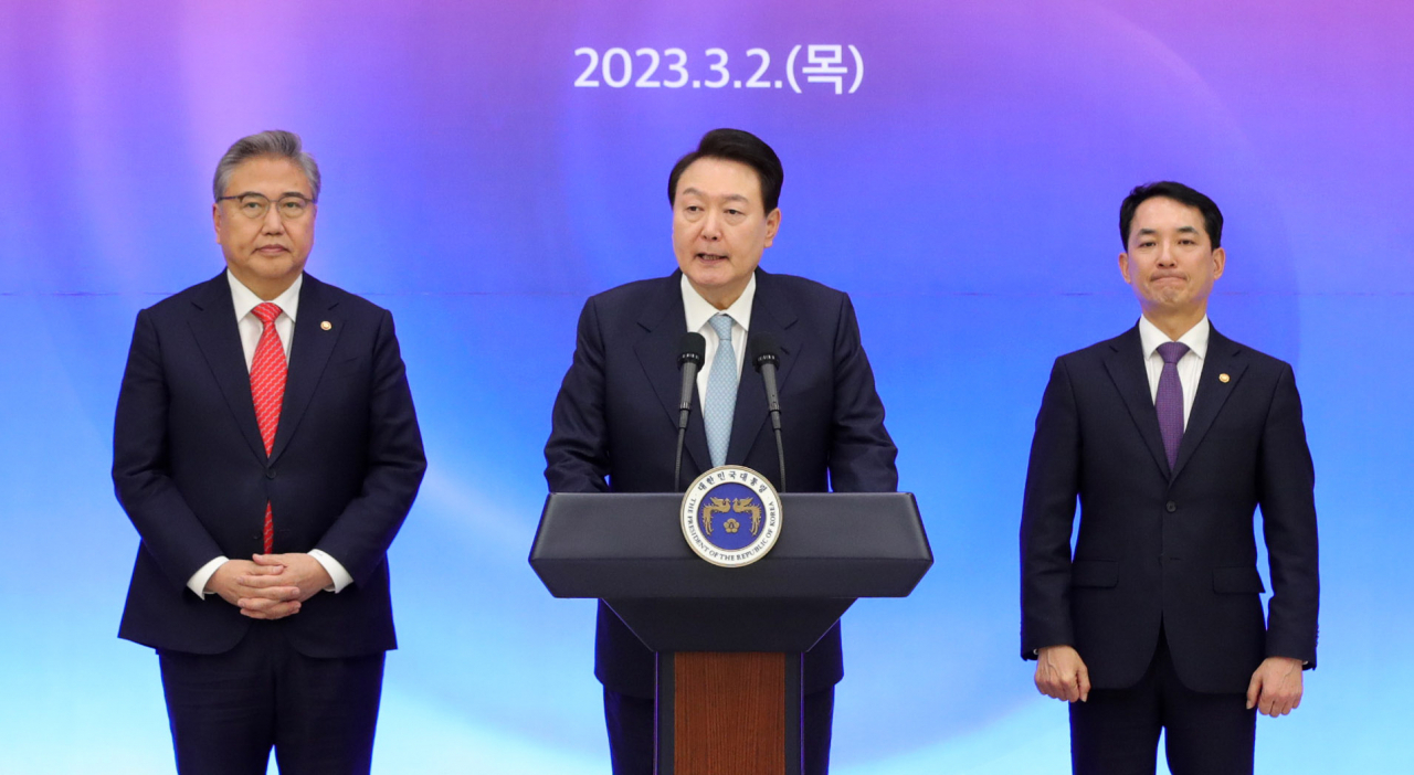 윤석열 대통령이 2일 오후 서울 용산 대통령실 청사에서 열린 국가보훈부 승격과 재외동포청 신설을 골자로 하는 '정부조직법' 공포안 서명식에서 축사를 하고 있다. 이날 공포된 정부조직법에 따라 오는 6월 국가보훈처는 '부'로 격상되고 외교부 산하에 재외동포청이 신설된다. [연합]