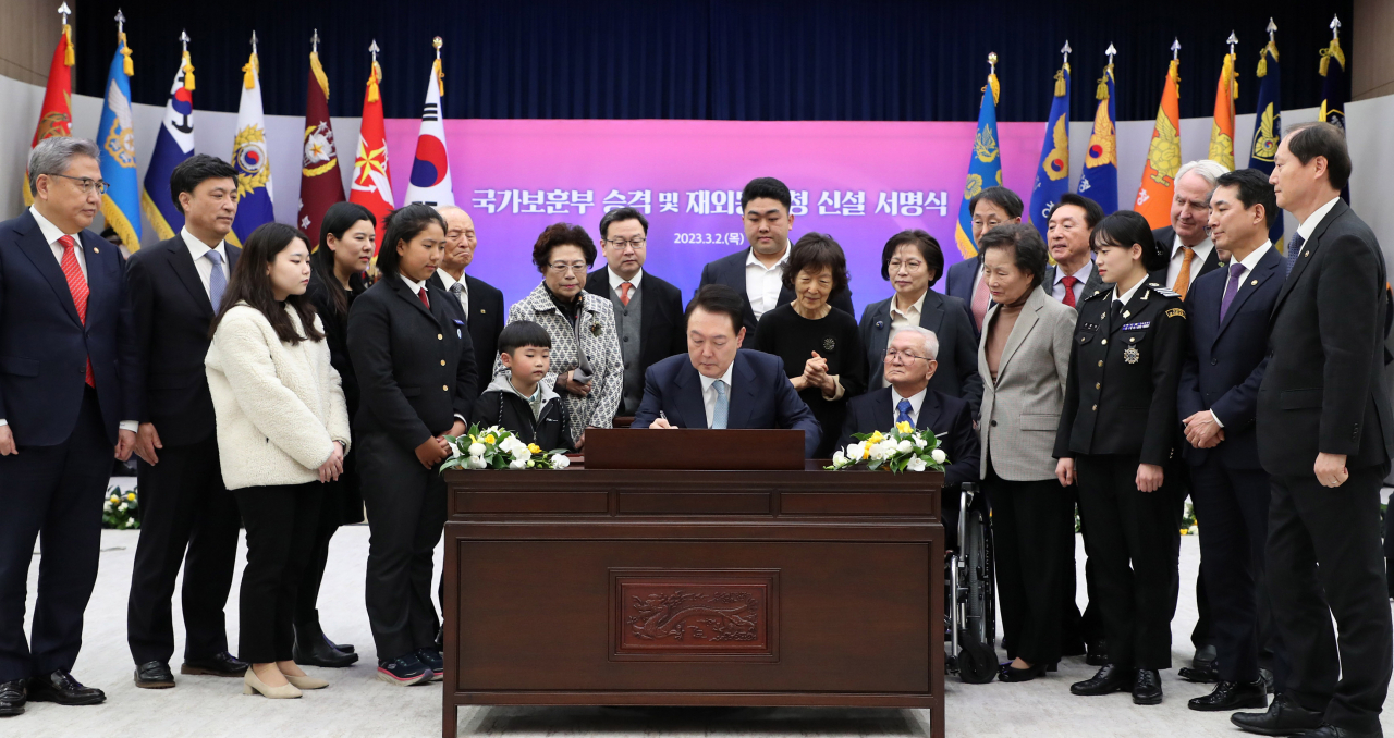 윤석열 대통령이 2일 오후 서울 용산 대통령실 청사에서 국가보훈부 승격과 재외동포청 신설을 골자로 하는 '정부조직법' 공포안에 직접 서명하고 있다. 이날 공포된 정부조직법에 따라 오는 6월 국가보훈처는 '부'로 격상되고 외교부 산하에 재외동포청이 신설된다. [연합]