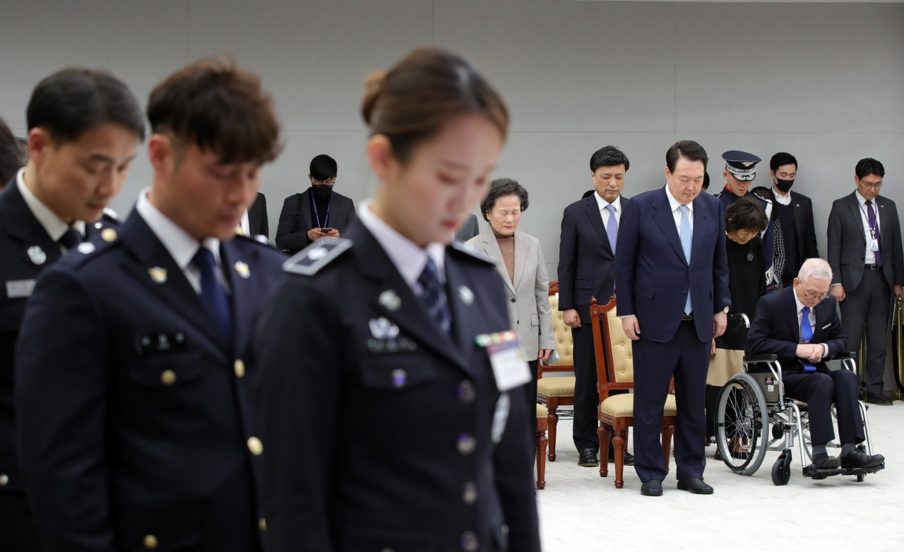 윤석열 대통령이 지난 2일 오후 서울 용산 대통령실 청사에서 열린 국가보훈부 승격과 재외동포청 신설을 골자로 하는 ‘정부조직법’ 공포안 서명식에서 순국선열 및 호국영령에 대한 묵념을 하고 있다. 이날 공포된 정부조직법에 따라 오는 6월 국가보훈처는 ‘부’로 격상되고 외교부 산하에 재외동포청이 신설된다. [연합]