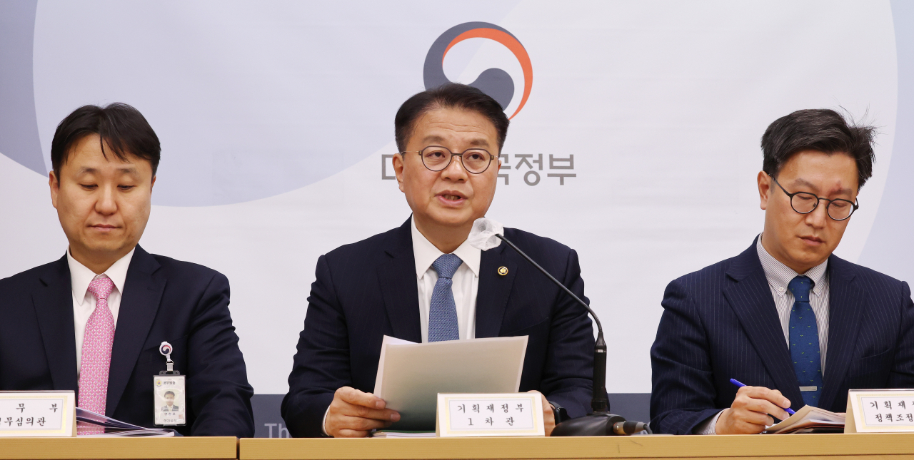 방기선(가운데) 기획재정부 1차관이 지난달 27일 정부세종청사에서 열린 기업투자·민생경제 활력 제고를 위한 규제혁신과 관련한 사전브리핑에서 주요 내용을 설명하고 있다. [연합]