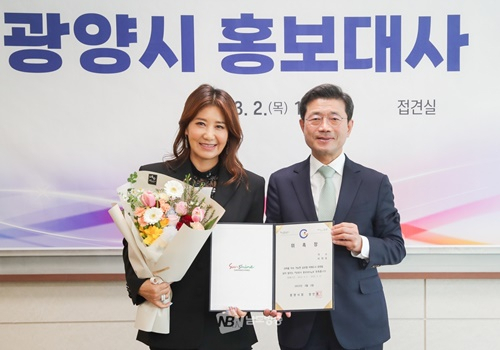 가수 서지오(왼쪽)와 정인화 광양시장.