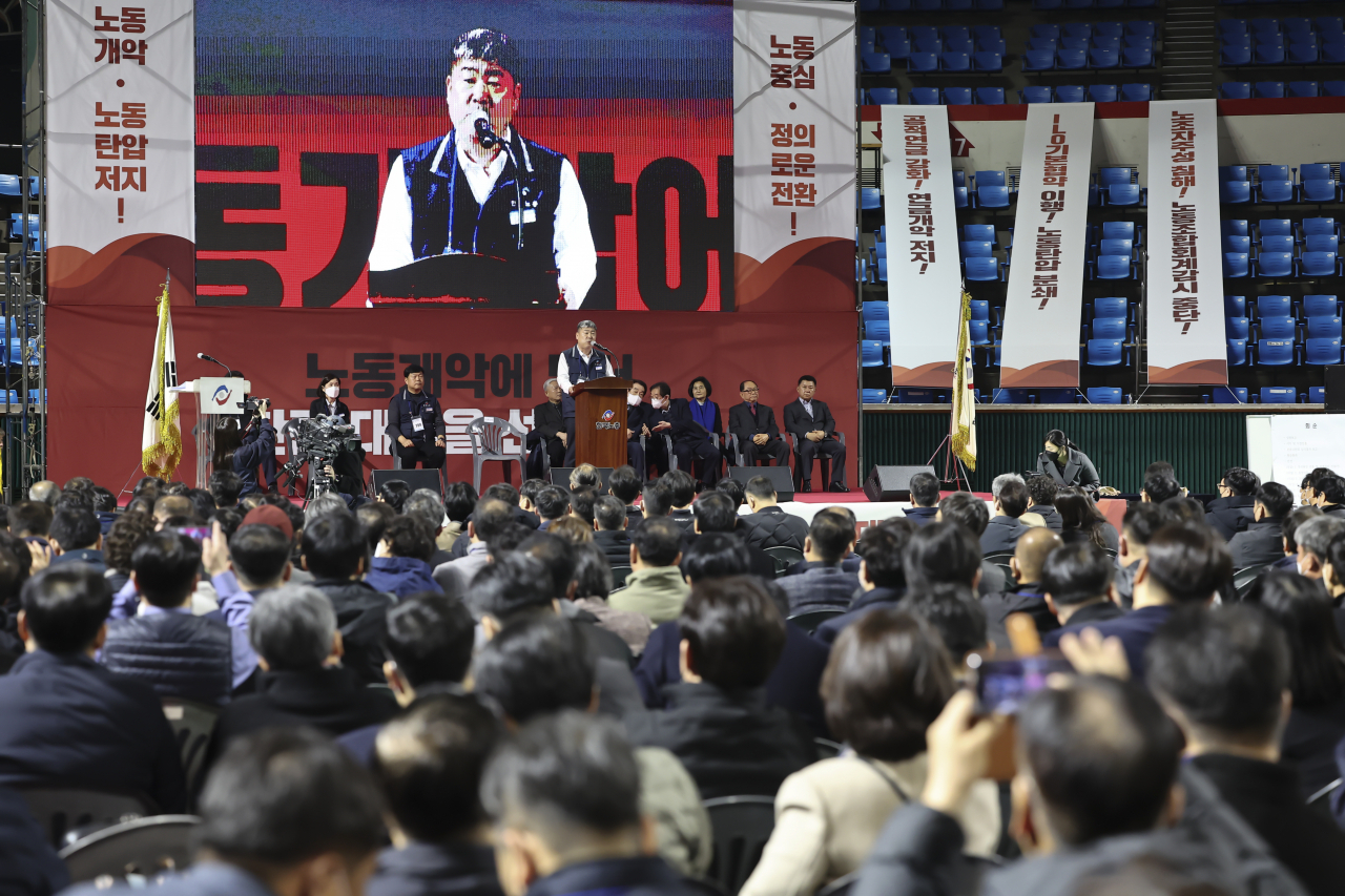 한국노동조합총연맹(한국노총)이 지난 28일 오후 서울 잠실학생체육관에서 ‘2023 한국노총 정기대의원대회’를 진행하는 모습. [연합]