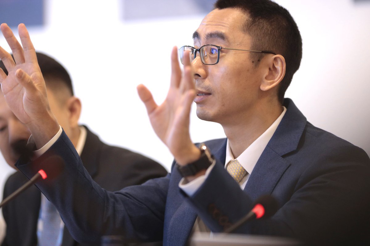 지난 27일(현지시간) 화웨이 MWC23 기자 간담회에서 장정쥔 화웨이 아시아태평양 대외협력 및 홍보 부문 부사장이 기자들의 질문에 대답하는 모습. [화웨이 제공]