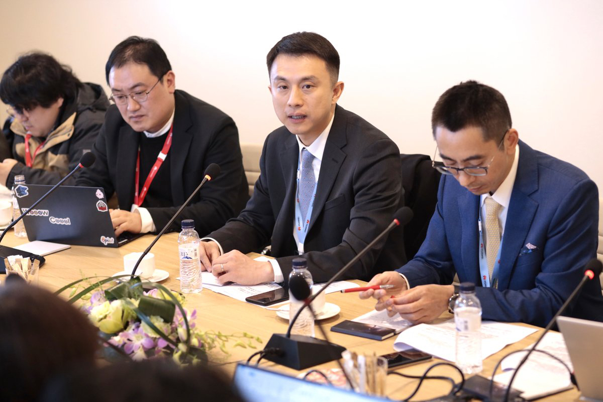 지난 27일(현지시간) 화웨이 MWC23 기자 간담회. 손로원 한국 화웨이 CEO(가운데)와 장정쥔 화웨이 아시아태평양 대외협력 및 홍보 부문 부사장. [화웨이 제공]