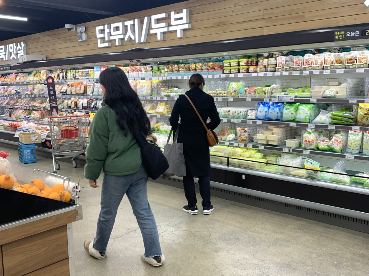 지난달 28일 서울 마포구 도매 전문 A식자재마트에서 대용량 제품을 둘러보는 고객들. 이정아 기자