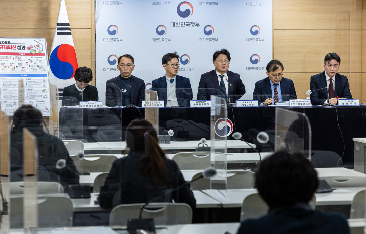이정원 국무조정실 2차장이 지난달 28일 오전 서울 종로구 정부서울청사에서 가진 제3차 규제혁신 전략회의 관련 사전브리핑에서 의제에 대해 설명하고 있다. 한덕수 총리는 2일 제3차 규제혁신 전략회의를 주재했다. [연합]