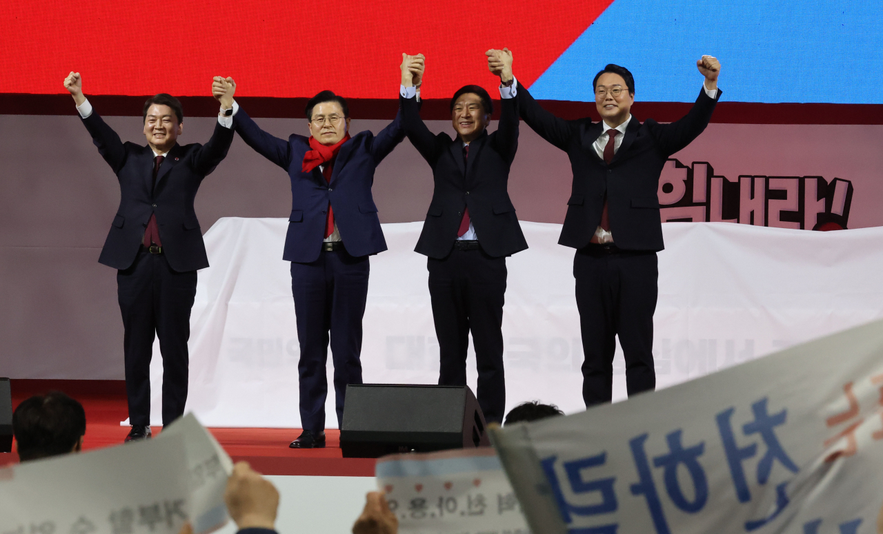국민의힘 안철수(왼쪽부터), 황교안, 김기현, 천하람 당 대표 후보가 2일 오후 경기도 고양시 고양체육관에서 열린 제3차 전당대회 서울·인천·경기 합동연설회에서 손을 맞잡아 들고 인사하고 있다. [연합]