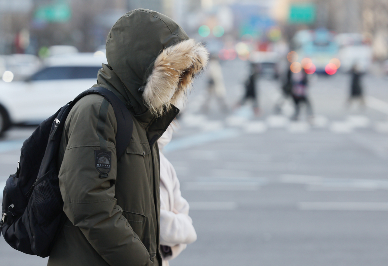 기온이 갑자기 떨어져 추운 날씨를 보인 2일 오전 두꺼운 복장의 시민들이 서울 광화문 사거리를 지나고 있다. [연합]