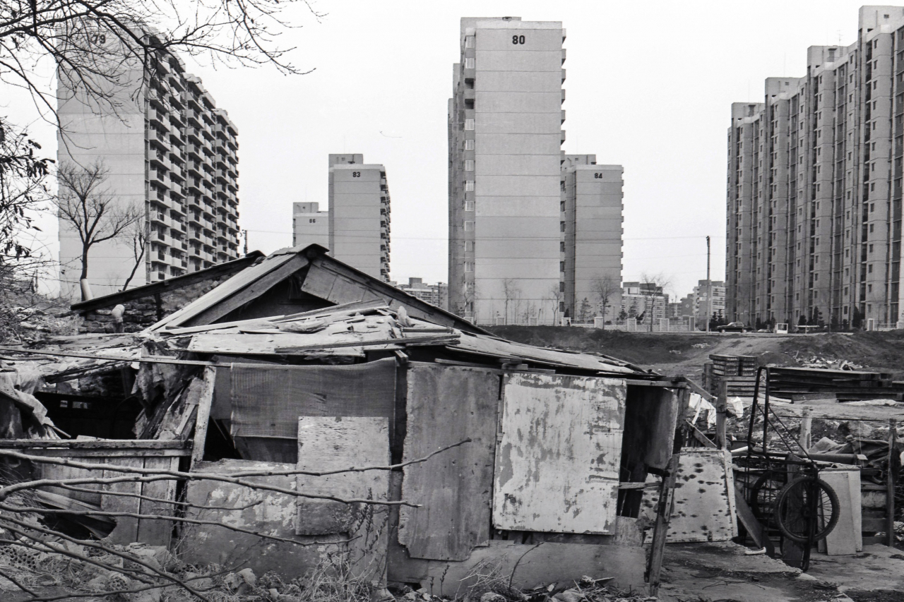 “A Scenery of Memory - Apgujeong” by Kim Jung-il (Courtesy of Kim, Seoul National University Museum of Art)