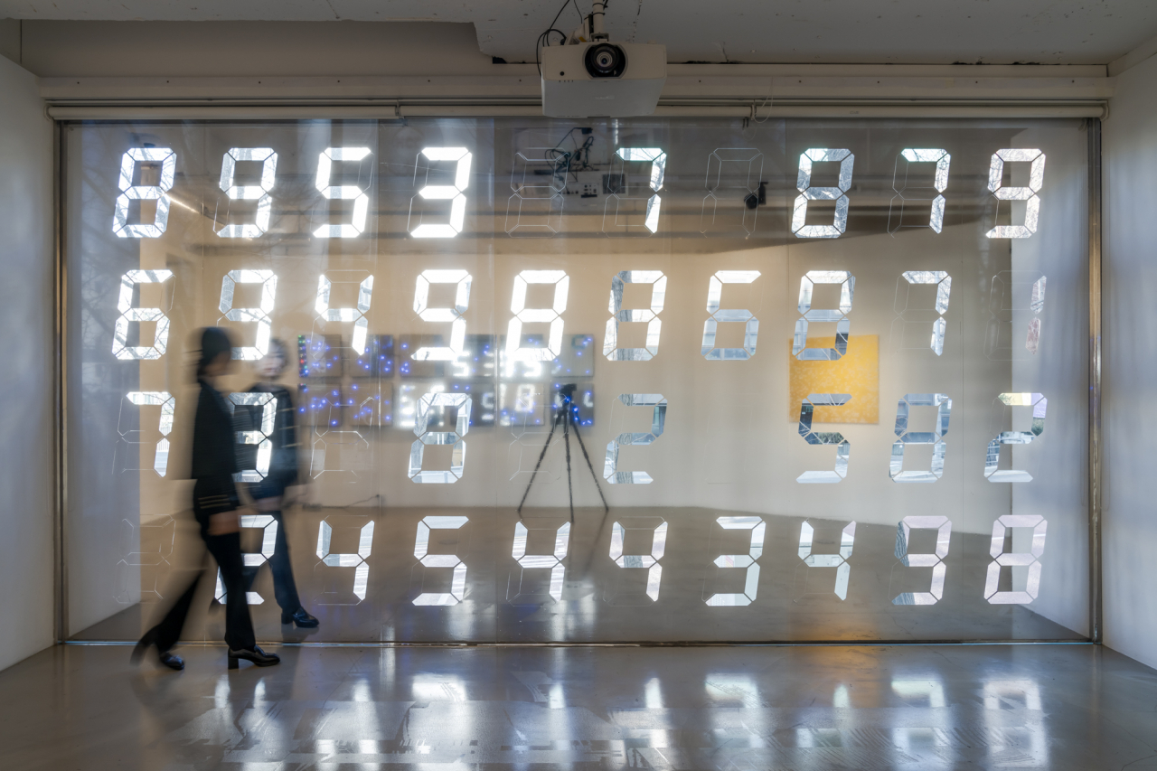 미야지마 타츠오, 체인징 렌드스케이프/체인징 룸, 2023, silver half mirror film on glass window, 289x556cm [갤러리바톤 제공]