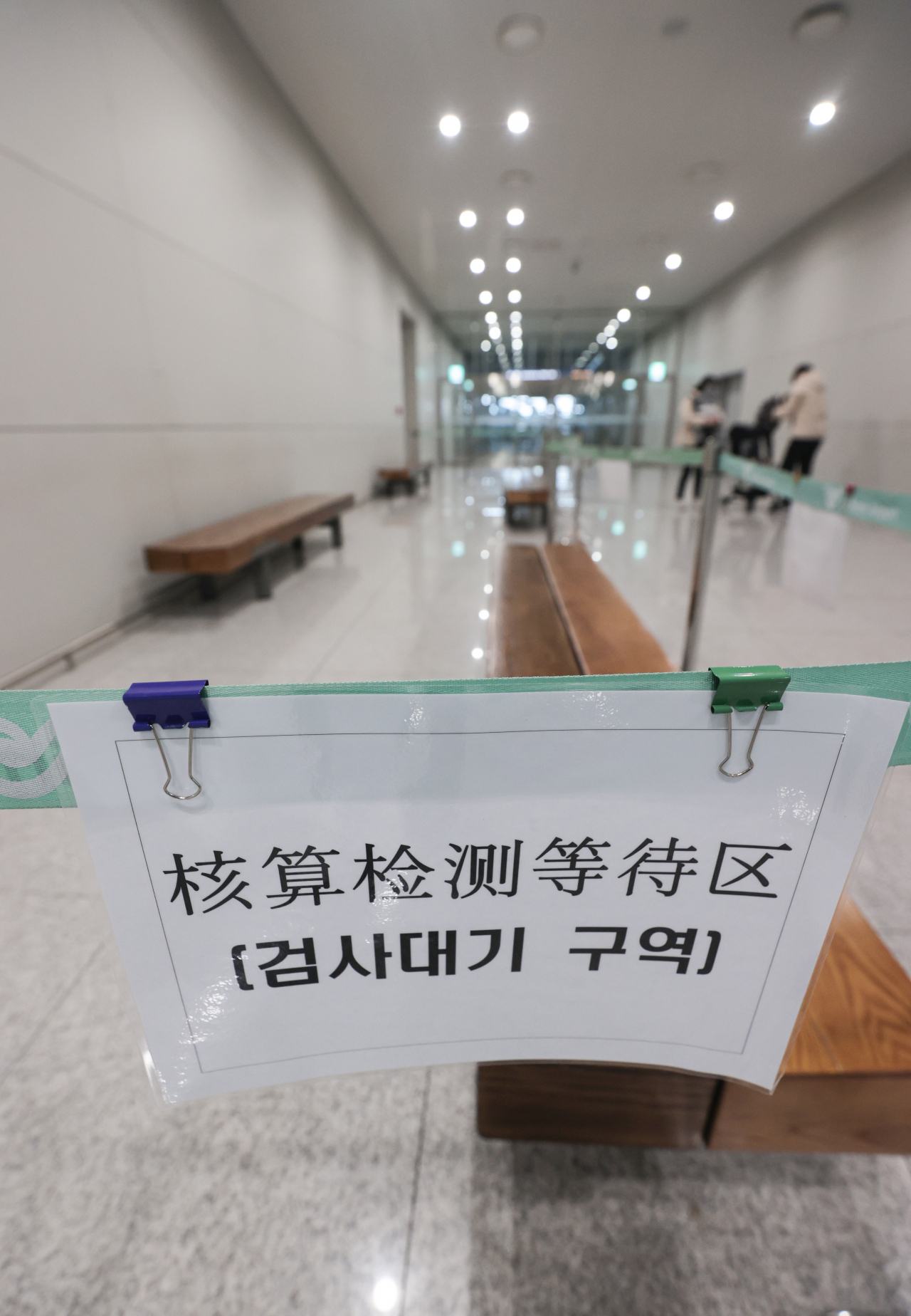 중국발 입국자 코로나19 유전자증폭(PCR) 검사 의무가 사라진 1일 오전 인천국제공항 제2여객터미널에 마련된 중국발 입국자 검사 대기 장소가 비어있다. 이날부터 도착 후 검사 의무는 없어지지만 입국 전 검사 음성확인서 제출, 검역정보사전입력시스템 입력 의무 등 조치는 오는 10일까지 유지되며 입국 후 검사 의무 중단에 따른 영향 평가를 거쳐 종료될 예정이다. [연합]